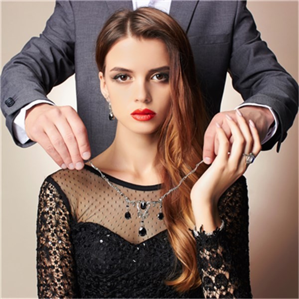 How to charm a jet set babe